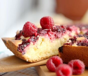 best yoghurt cakes: yoghurt cakes with raspberries
