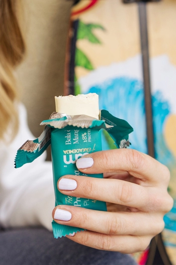 Protein bar with sweetener, White chocolate, mango and coconut