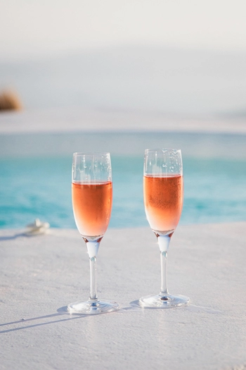 Sparkling wine with ruby chocolate