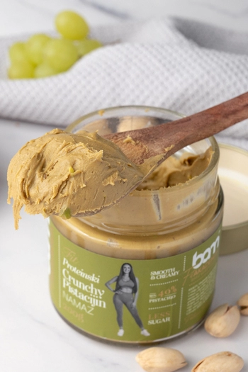 Crunchy pistachio protein spread with sweetener
