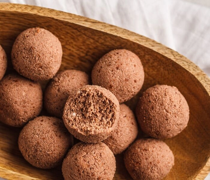 hazelnut protein balls with cocoa
