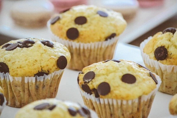 chocolate muffins with bananas