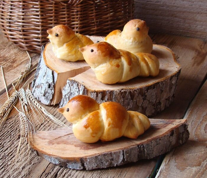 gregors birds: sweet leavened delights with pistachio