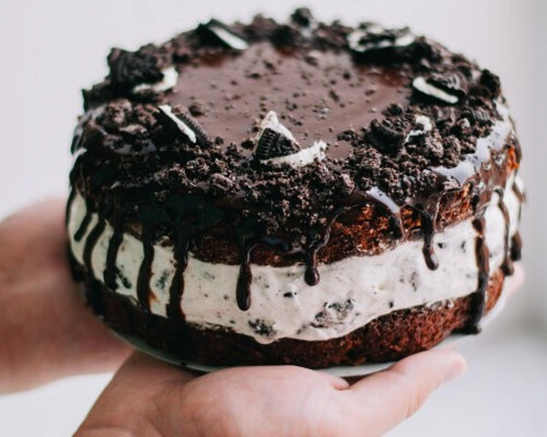 cake chocolate glaze with milk or dark chocolate